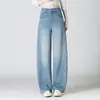 Jeans customizado azul claro, comprimento até o chão, com adornos de strass, cintura alta, modelagem que afina a silhueta, versátil para o outono, design amplo e curvo na perna.