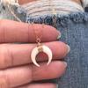 Collar de clavícula con colgante de luna creciente de seda marfil blanco hecho a mano de boutique, cadena de moda con colgante de luna de cuerno de resina para mujer
