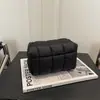 Bolsa de cosméticos versátil y a la moda de estilo coreano con forma de nube y relleno de plumón, disponible en varios colores con patrones bordados, un bolso pequeño y portátil para facilitar el almacenamiento