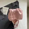 Bolsa plissada casual de verão para mulheres, novo estilo 2026, bolsa transversal versátil, bolsa de ombro moderna, bolsa nuvem para o dia a dia