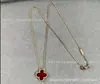 Collar de cuatro hojas de oro V de alta gama para mujer, diseño de nicho, cadena para la clavícula de flor de nácar y ágata roja de lujo ligero, venta al por mayor desde el fabricante