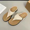 Chanclas de cuña para mujer que aumentan la altura para personas menudas, adecuadas para uso en exteriores en verano de 2026, estilo retro nuevo, se pueden combinar con vestidos, sandalias antideslizantes