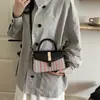 Bolso pequeño fresco y dulce al por mayor para mujer, nuevo estilo otoño 2026, bolso de hombro tejido color block, bolso cruzado para el día a día