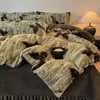 Conjunto de quatro peças em pele de coelho grau A, apresentando a cor Melard, edredom de alta densidade, forrado com fleece e espesso, juntamente com um conjunto de três peças em veludo de leite para aquecimento e um lençol com elástico