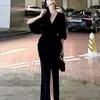 Vestido negro chic de estilo francés con cuello en V y manga corta para mujer, perfecto para un look de vacaciones de verano, con cintura ajustada y una abertura.