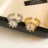 Anel Redondo com Zircônia Banhado a Ouro 14K Real Estilo Francês Levemente Luxuoso Anel para Dedo Indicador Moda Design Simples Joias Atacado