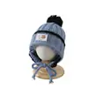 Gorro de lana con pompón estilo coreano para niños, moderno y versátil, con diseño de oso de retazos, gorro de punto para abrigarse al aire libre y proteger los oídos, gorro sin cierre para niños