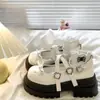 Mocassins femininos com laço, sola grossa e salto grosso, modelo outono 2025, estilo britânico, versáteis, de couro, com abotoamento duplo.