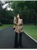Chaqueta gabardina corta color caqui para mujer otoño 2026 nuevo estilo top petite sentido de alta inteligencia atuendo coreano femenino otoño e invierno