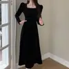 Elegante vestido de veludo estilo francês com decote quadrado para mulheres, manga longa para primavera e outono, plissado, acinturado, cintura alta, vestido longo preto