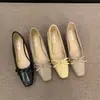 Sapatos de salto baixo com bico quadrado pequeno estilo francês Chuyuji para mulheres, coleção primavera e outono 2026, slip-on, salto grosso, sapatos Mary Jane