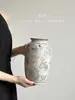 Vaso de Cerâmica Retro Porcelana Azul e Branca Ornamento para Sala de Estar, Jarra de Cerâmica para Arranjo de Flores, Decoração de Luxo Leve, Recipiente para Flores Estilo Chinês Novo, Pequeno