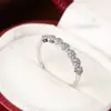 Comercio exterior transfronterizo nuevo diseño de moda europeo y americano nicho estilo de corte incrustado circonita colorida lujo anillo elegante