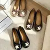 Sapatilha Feminina Estrela Retro com Laço 2026 Novo Estilo Slip-on Bico Redondo Baixa Salto Sapatos de Vovó Sapatos Femininos Individuais