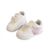 Zapatos de Lona para Niños 2025 Verano Nuevo Estilo Tenis Transpirables de Cuero para Niñas Estilo Chino Perla Versátil Zapatos Blancos