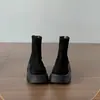 Nuevo estilo de celebridad de internet ajustado 2026 botas Martin de suela gruesa tipo chimenea botas cortas para mujer para personas menudas estilo invierno estilo negro