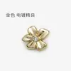 Botão floral folheado a ouro, cravejado de diamantes, para suéteres femininos, apresentando delicados adornos, pequenos botões com detalhes em diamante e um design floral metálico para camisas.