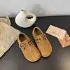 Sapatos estilo Birkenstock de sola grossa para aumentar a altura para mulheres, novos mocassins versáteis de outono 2026 para pessoas baixinhas, sapatos casuais sem cadarço