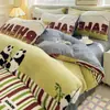 Conjunto de cama de quatro peças genuíno, espesso e confortável para o inverno, apresentando um esquema de cores cremoso e tecido macio de veludo de bebê; também disponível como um conjunto de três peças em fleece de coral