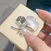 Accesorios DIY Seiko chapado en oro grueso elegante hoja de ginkgo flor de concha natural elegante broche pin femenino corsage soporte vacío
