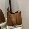 Bolsa de Hombro Grande para Viajes Diarios 2025 Capacidad Amplia Verano Nuevo Estilo Color Sólido Textura Retro de Mano Moda Bolso para Viajes Diarios