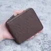 Billetera Corta para Hombre con Múltiples Ranuras para Tarjetas, Nuevo Modelo 2026 Cartera de Cuero, Bolso de Mano con Cremallera Estampado Moda Europea y Americana, Mayoreo