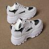 Sapatos Brancos Pequenos para Aumentar a Altura para Mulheres com Solas Grossas e Versátil Novo Estilo Outono & Inverno 2025 Sapatos Esportivos Casuais Respiráveis para Mulheres Daddy