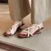 Sandalias de tacón alto para mujer Chuyuji estilo minimalista francés, con tiras cruzadas, punta cuadrada y correa trasera, y diseño calado en la punta abierta