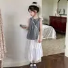 Conjunto de Verão para Meninas Estilo Mori Algodão Xadrez Camisa sem Mangas Camisa Boneca Saia Estilosa Infantil Conjunto de Duas Peças Tendência