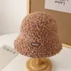 Sombrero de pescador de felpa con etiqueta de invierno para mujer, estilo coreano, moderno, cálido, adelgazante, versátil, informal