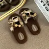 Pantuflas de felpa con estampado de leopardo de dibujos animados para mujer, adecuadas para usar al aire libre, cálidas para otoño e invierno, antideslizantes, de felpa y diseñadas para uso en interiores en el dormitorio.
