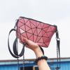 2022 nuevo bolso de hombro geométrico rombo para mujer, cadena, bolso cuadrado pequeño, luz nocturna, marea, rombo plegable cruzado, bolsa de almacenamiento