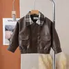 Roupas Infantis Rantuo 2026 Novo Estilo Jaqueta de Couro Curta Xadrez para Meninos com Gola Reversível, Estilosa para Vendas Transfronteiriças