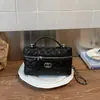Bolsa Feminina Exquisita e Moderna 2026 Primavera/Verão Nova Bolsa Transversal Versátil com Corrente, Bordado Acolchoado e Pequena Bolsa de Mão Quadrada