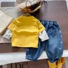 Coleção Outono 2026 Camiseta de Manga Longa para Meninos Top Falso Duas Peças Estilo Coreano Infantil Jeans Estrelado Roupa Infantil da Moda