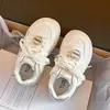 Zapatillas blancas para niños 2026 primavera nuevo modelo zapatos casuales de suela blanda para niñas zapatos deportivos antideslizantes para niñas versátiles