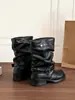 Botas femininas de couro estilo retrô fashion, versáteis, que afinam a silhueta, com salto grosso e design de bota cowboy western de cano médio.