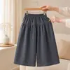 Pantalones de pierna ancha con estampado floral para niñas, gris oscuro con lunares pequeños, cintura elástica, pantalones casuales cómodos y versátiles para el uso diario.