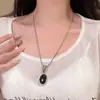 Colar com Pingente Oval de Resina Simples Retrô, Versátil, Luxo Acessível e Corrente de Clavícula de Alta Qualidade, Joias de Moda Elegantes de Nicho