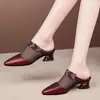 Elegantes Mules de Malla con Pedrería y Punta Cerrada para Mujer, Tacón Medio Grueso, Color Rojo Vino, Novedad Verano 2026, Medias Zapatillas Versátiles para el Trabajo