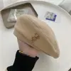 Nuevo gorro de lana de otoño e invierno, boina de moda estilo británico, sombrero de pintor retro versátil, muestra cara pequeña, boina para hombres y mujeres