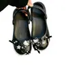 Nuevos Zapatos Perforados en Blanco y Negro con Accesorios Decorativos de Alta Gama, Lazos de Moda, Adornos Plateados Estilo Ballet para DIY