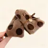 Pinza de Tiburón de Peluche Triangular con Puntos 2025 Nueva Pinza Grande para el Cabello Accesorios para el Cabello de Otoño e Invierno Estilo Francés Hepburn Tocado de Alta Gama