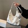 2026 Nueva Bolsa de Hombro Blanca de Cuero con Decoración de Mariposa y Pompón para Mujer, Gran Capacidad, Versátil para el Viaje Diario, Bolso Cruzado de Nicho