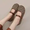 Soporta la personalización de zapatos tradicionales de tela de Pekín para mujer, calados, de corte bajo, transpirables, con una sola correa y superficie de malla, adecuados para madres, zapatos Mary Jane