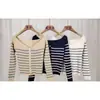 Blusa de tricô listrada azul e branca ombro a ombro para mulheres, outono, modelagem justa, elegante e atraente, blusa curta de manga longa ombro a ombro