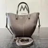 Bolsa de ombro de couro genuíno de grande capacidade para mulheres, nova bolsa tote casual 2026 com padrão de lichia texturizado, bolsa de antebraço fashion