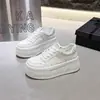 Zapatos blancos de suela gruesa para mujer 2026 primavera nuevo estilo zapatos de plataforma que aumentan la altura versátiles zapatos casuales de suela vulcanizada zapatos casuales de suela blanda venta al por mayor