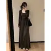 Traje coreano extremamente estiloso, um conjunto completo de vestidos para mulheres, novo conjunto de vestido longo casual estilo outono precoce 2026 na cor café
