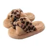 Nuevas pantuflas peludas de estampado de leopardo para mujer, nuevo modelo 2026, pantuflas de algodón con suela gruesa, antibacterianas y resistentes al olor, para el hogar en interiores, para otoño